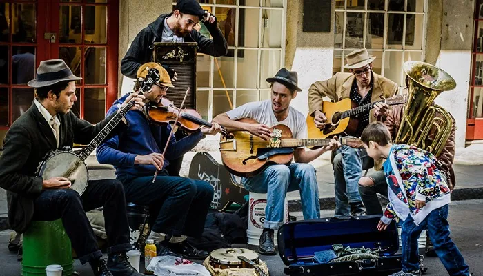 کسب درآمد از اجرای خیابانی موسیقی